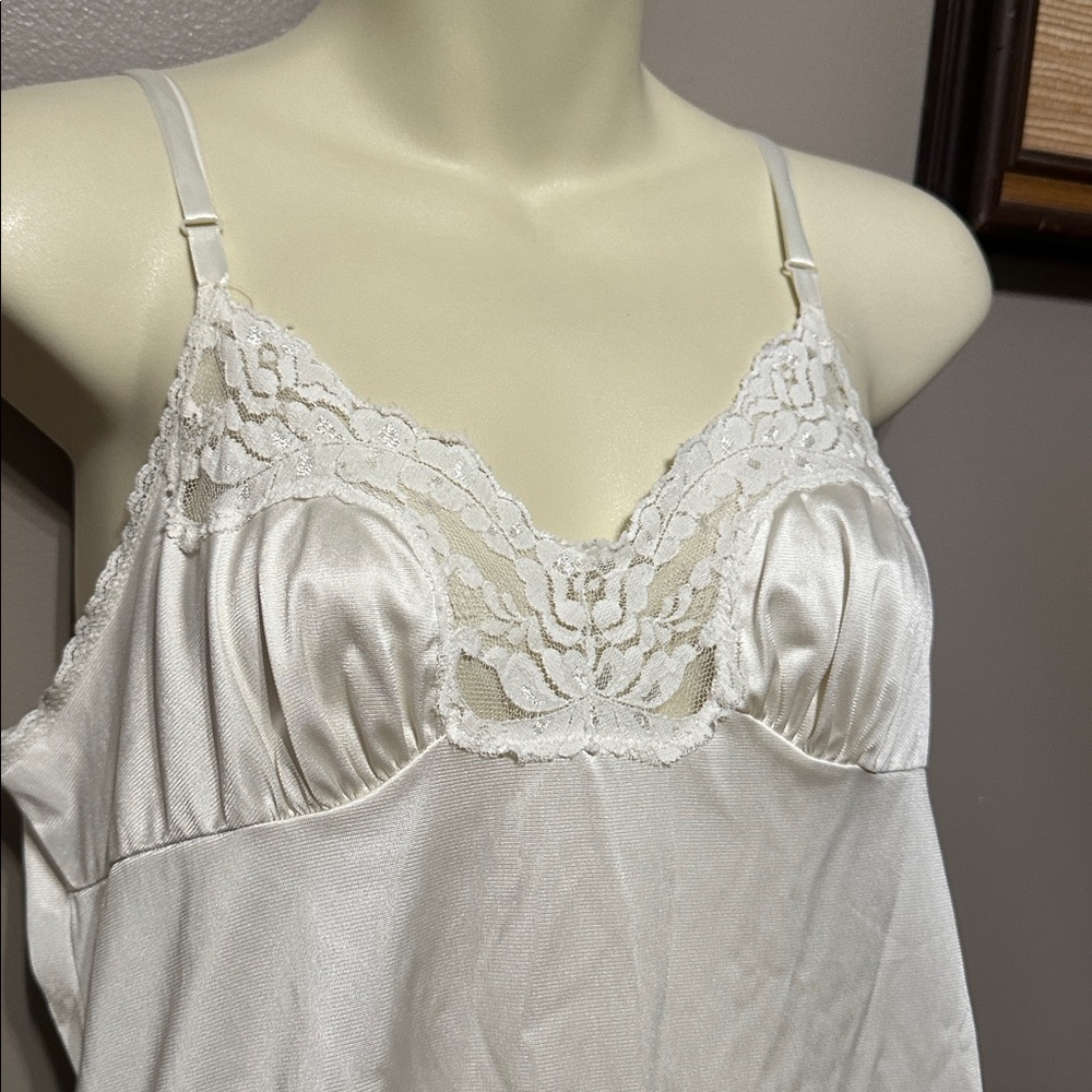 Vintage Vassarette Elegant White Lace Trim Slip or nightgown - Picture 2 of 5